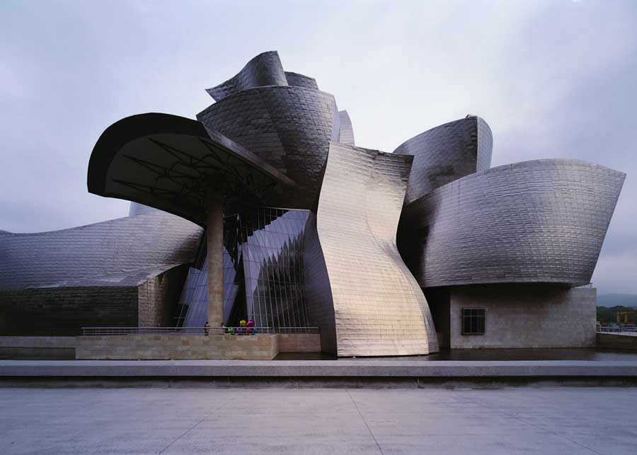 Uma das obras mais icônicas do arquiteto Frank Gehry, o museu Guggenheim de Bilbao, na Espanha, levou quatro anos para ser construído (entre outubro de 1993 e outubro de 1997) e usou um software de engenharia aeroespacial para a realização do projeto.